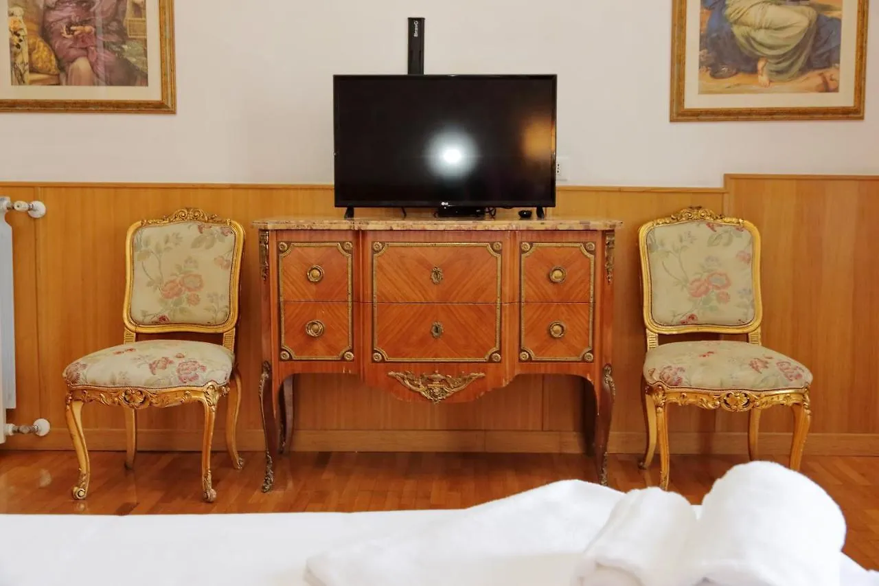 Sonnino Suite Rome 2*,